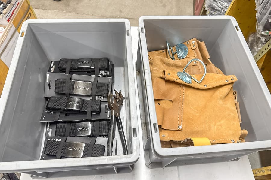 2 Schütten mit Gürteltaschen und Gürtel
